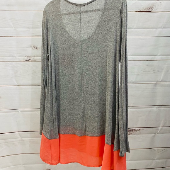 Gray long sleeve tunic with pocket and bottom pop of coral - Picture 4 of 6